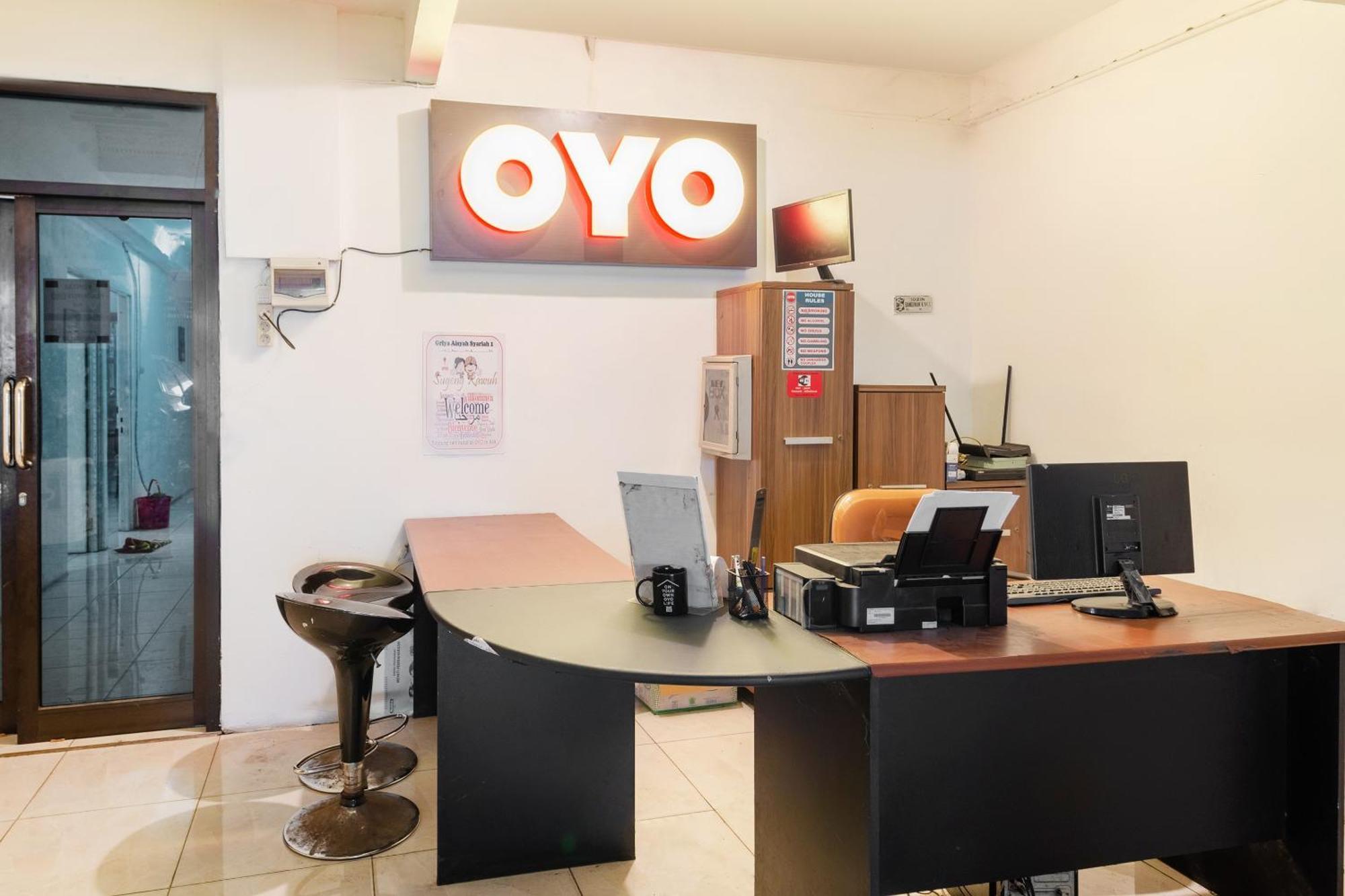 Oyo 1102 Griya Aisyah Syariah 1 سورابايا المظهر الخارجي الصورة