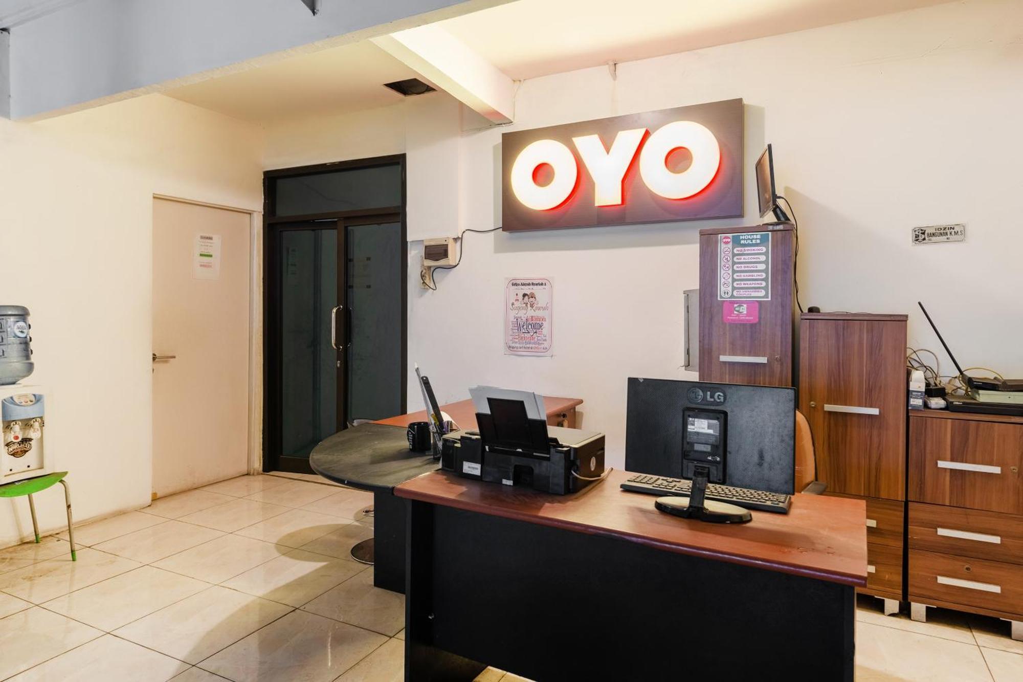 Oyo 1102 Griya Aisyah Syariah 1 سورابايا المظهر الخارجي الصورة